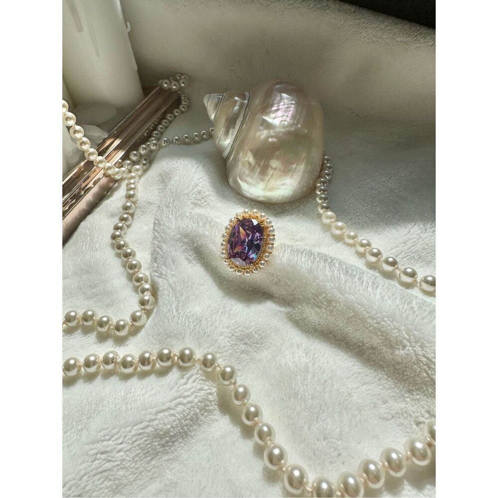 Gorgeous lavender oval cut cubic zirconia adjustable cocktail ring with faux pea - Picture 11 of 14